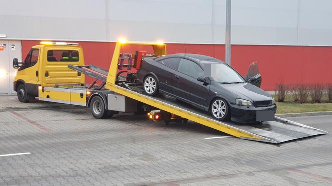 Dwie młode osoby znalezione martwe w sobotę na parkingu przy centrum handlowym w Markach