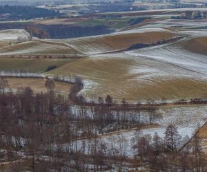 W Kujawsko-Pomorskiem na wielkiej połaci rozrzucone są wzniesienia jak gigantyczne bochny chleba. To drumliny