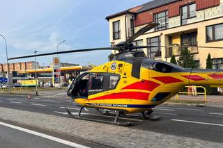 Pożar kamienicy w Starogardzie Gdańskim. Dwoje dzieci w ciężkim stanie. Zabrały je śmigłowce [ZDJĘCIA].