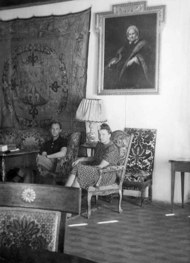 Ludwika Sobańska i Bronisław Zieliński w wielkiej sali pałacu - przed 1939 r.