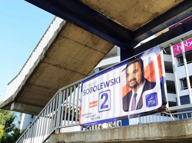 Rzeszowskie osiedla pozaklejane plakatami wyborczymi. Plakat na plakacie 