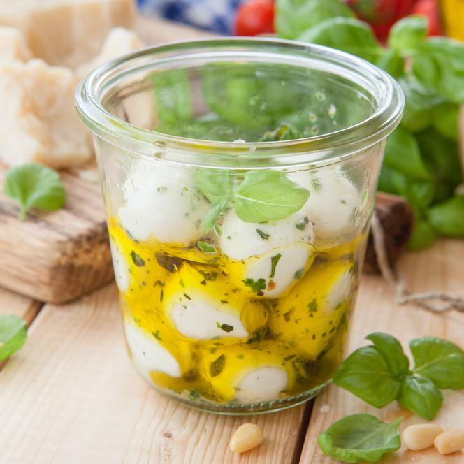 Mini mozzarella marynowana w ziołach i oliwie: przepis na pyszną przekąskę
