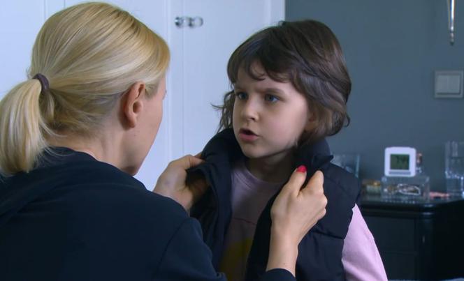 Na Wspólnej odc. 3302. Ilona Zdybicka (Anna Samusionek), Wiktorek (Kajetan Borowski)
