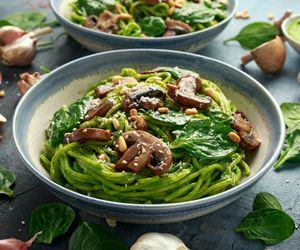 Jednogarnkowe spaghetti z pieczarkami i pesto. Pyszne połączenie makaronu, grzybów i włoskiego sosu