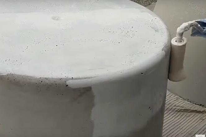Jak zrobić dużą donicę betonową do ogrodu? Instrukcja krok po kroku