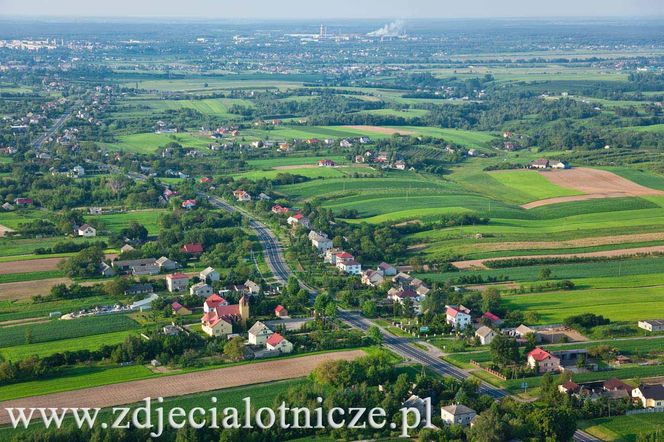 To najbiedniejsza wieś w województwie świętokrzyskim. Słynie z corocznego Święta Chleba
