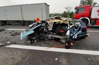 Koszmarny wypadek na S1 koło Żywca. Ciężarowka dosłownie zmiażdżyła samochód osobowy. Kierowca zginął [ZDJĘCIA]