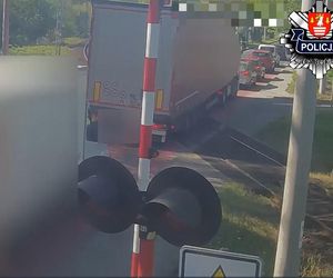 Kierujący tirem i dostawczakiem wjechali na tory tuż przed przejazdem pociągu. Szokujące nagranie!