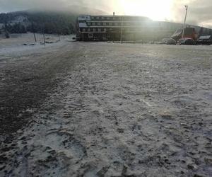 Śnieg i lód na górskich szlakach w Karkonoszach. Apelują o ostrożność