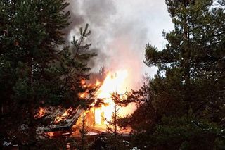 Ogromny pożar domu. Z goniem walczyło 9 zastępów straży pożarnej