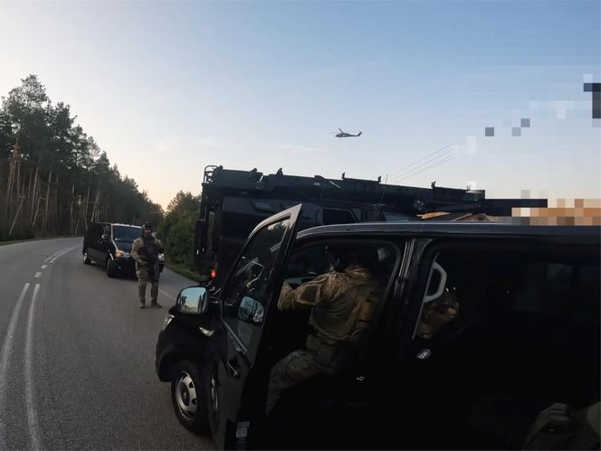 Starnowali bramę samochodem pancernym, obok lądował śmigłowiec z antyterrorystami. Spektakularna akcja policji na Mazowszu