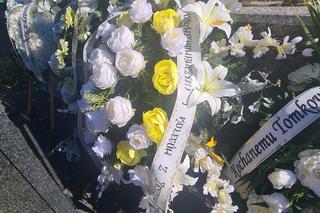 Tomasz zginął w tragicznym wypadku BMW w Dobrzechowie.  Jego grób tonie w morzu kwiatów [GALERIA]