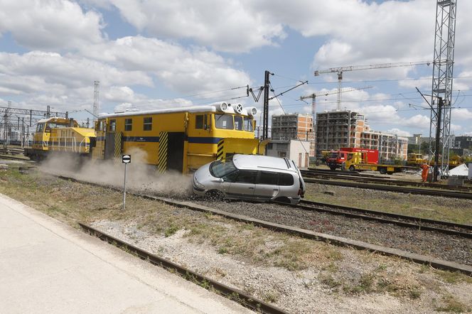 Kontrolowane zderzenie pociągu z osobówką