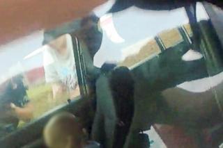 Chwile grozy na myjni. Dwulatek zatrzaśnięty w samochodzie