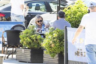 Przyjechała na randkę i ciasto