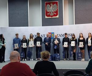 Najlepsi młodzi sportowcy z powiatu zamojskiego zostali nagrodzeni.  Podziękowano też trenerom