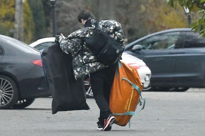 Jan Kliment z żoną i synem wyjeżdżają ze ślubu Kasi Cichopek i Macieja Kurzajewskiego