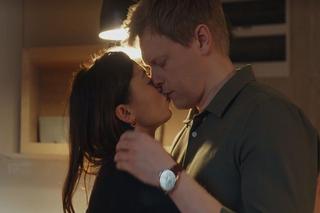 M jak miłość, odc. 1725: Iza (Adriana Kalska), Radek (Philippe Tłokiński)	