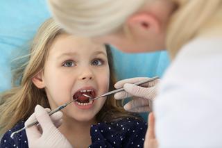 Twoje dziecko boi się dentysty? Zobacz, jak je przygotować do wizyty