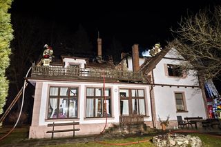 W pożarze domu rodzina straciła cały majątek. Straż nie dojechała na czas? Mamy komentarz