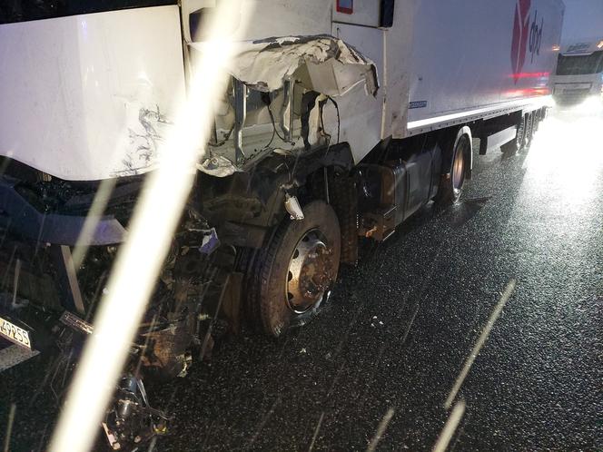 Wypadek na trasie S1 w Wojkowicach Kościelnych. Czołowe zderzenie ciężarówki z samochodem osobowym. Droga na lotnisko zablokowana [ZDJĘCIA]