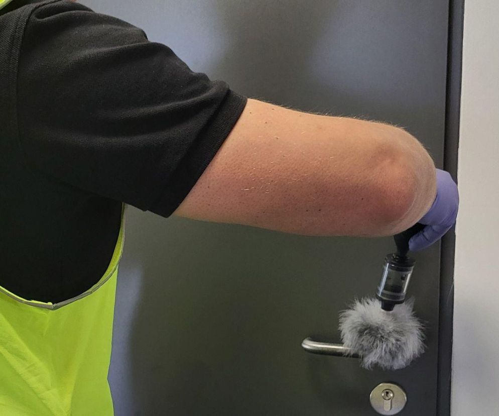 Zwłoki mężczyzny policjanci znaleźli w mieszkaniu w Ciechocinku. Podejrzewają jego młodą partnerkę