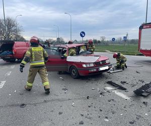 Wypadek na starej siódemce przy Nowym Dworze Gdańskim. Kobieta zakleszczona w samochodzie