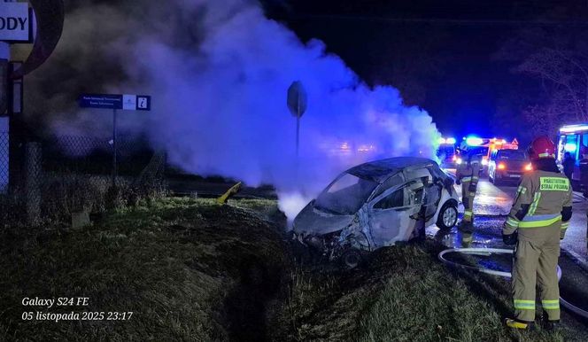 Na DK 63 auto stanęło w płomieniach po zderzeniu z innym samochodem