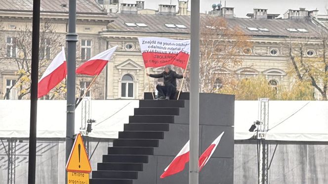 Incydent na placu Piłsudskiego w Warszawie. Mężczyzna wszedł na pomnik Ofiar Tragedii Smoleńskiej. „Zostanie w szpitalu”