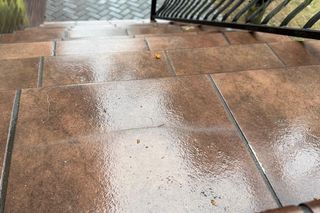 Widok popękanych płytek w naszym klimacie nie jest rzadkością