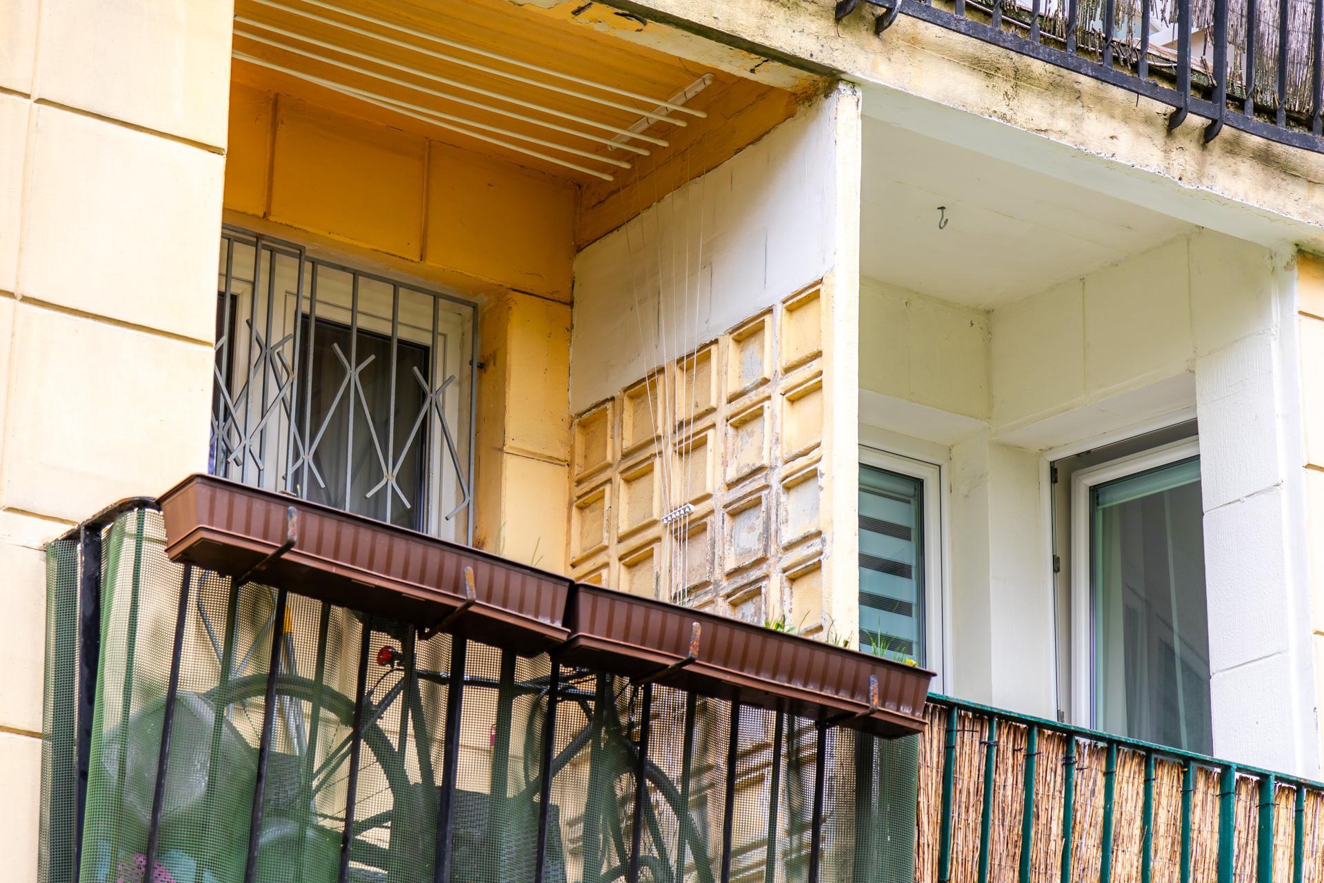 Osiedle WSM Koło II w Warszawie - zdjęcia. Pablo Picasso na ścianie i klatki schodowe typu ser