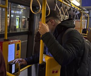 Łukasz Mejza jeździ autobusem