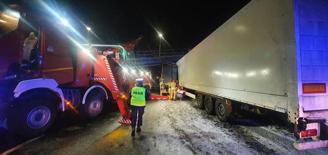 Zderzenie dwóch ciężarówek na DK 92 w kierunku Wrześni! Jedna osoba ranna [ZDJĘCIA]