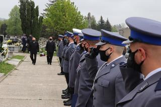 Pogrzeb policjanta z Będzina. Marcin Pitas chorował na COVID-19. Żona i dwoje dzieci z dziurą w sercach