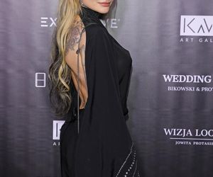 Monika Miller przyszła na premierę i się zaczęło. Tylko spójrzcie na jej nogi!