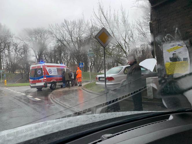 Samochód wjechał w wiadukt kolejowy