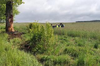 Kozłowo: Mercedes UDERZYŁ w drzewo! NIE ŻYJE 28-latek, który WYPADŁ z pojazdu!