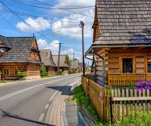 To najpiękniejsza wieś na Podhalu. Jest nazywana żywym skansenem i zachwyca architekturą [GALERIA]