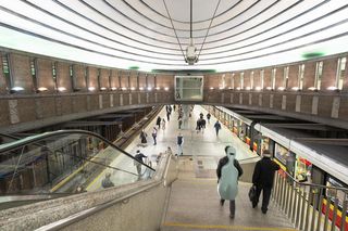 Metro w Warszawie już wozi pasażerów, ale wciąż są drążone nowe linie