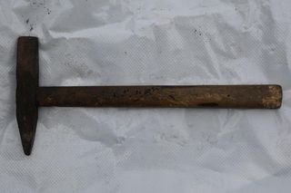 17-latek został uderzony młotkiem w głowę. Wszystko działo się nocą na przystanku