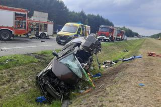 Śmiertelny wypadek pod Łowiczem. Czterech mężczyzn z busa zginęło w zderzeniu z tirem [ZDJĘCIA].