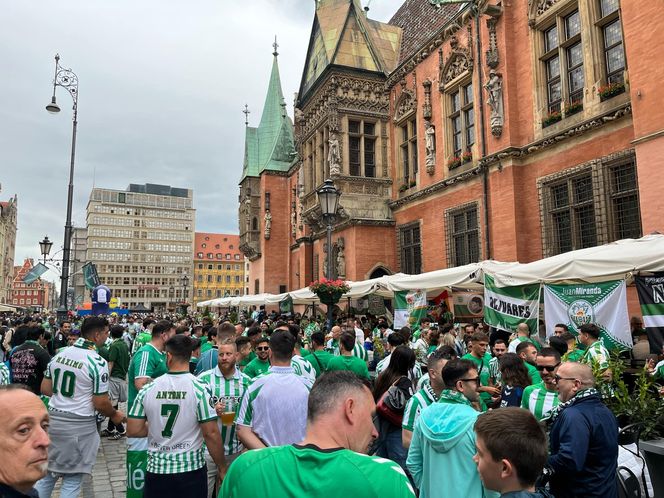 Gorąco przed finałem Ligi Konferencji we Wrocławiu. Tysiące kibiców na Rynku