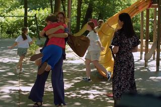 M jak miłość. Kama (Michalina Sosna), Iza (Adriana Kalska), Szymek (Staś Szczypiński)