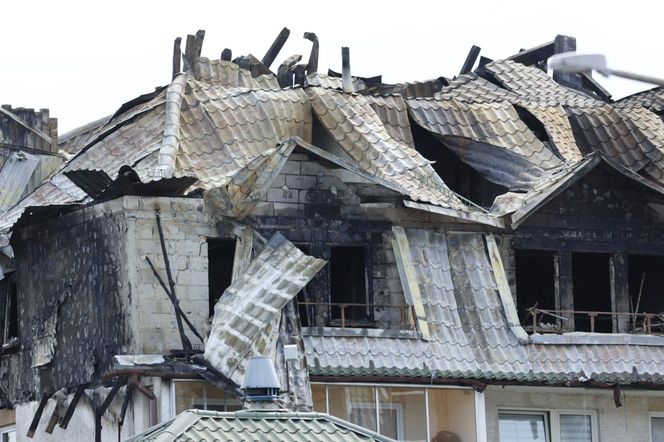 Blok przy ul. Powstańców w Ząbkach po pożarze