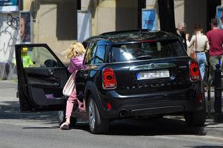 Edyta Olszówka zaparkowała na przystanku autobusowym