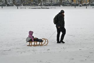 Zasypany śniegiem Szczecin. Mnóstwo frajdy dla dzieci, a dla dorosłych... odśnieżanie! Magiczne zdjęcia Szczecina 