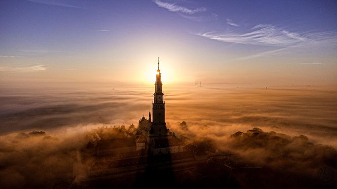 Jasna Góra jak samotny okręt we mgle. Wyjątkowe zdjęcia