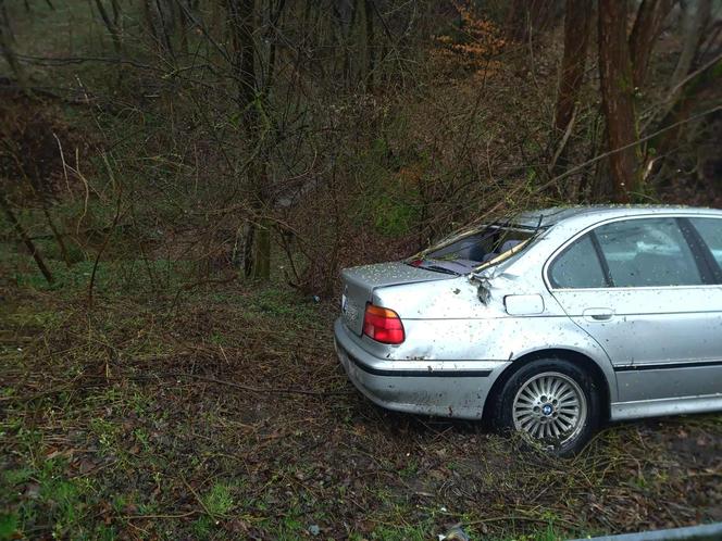 Janowice. Kierowca bmw przeszarżował na śliskiej drodze. Drzewa uratowały go przed katastrofą