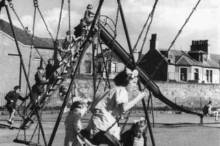 Plac zabaw z huśtawkami i zjeżdżalnią, 1947