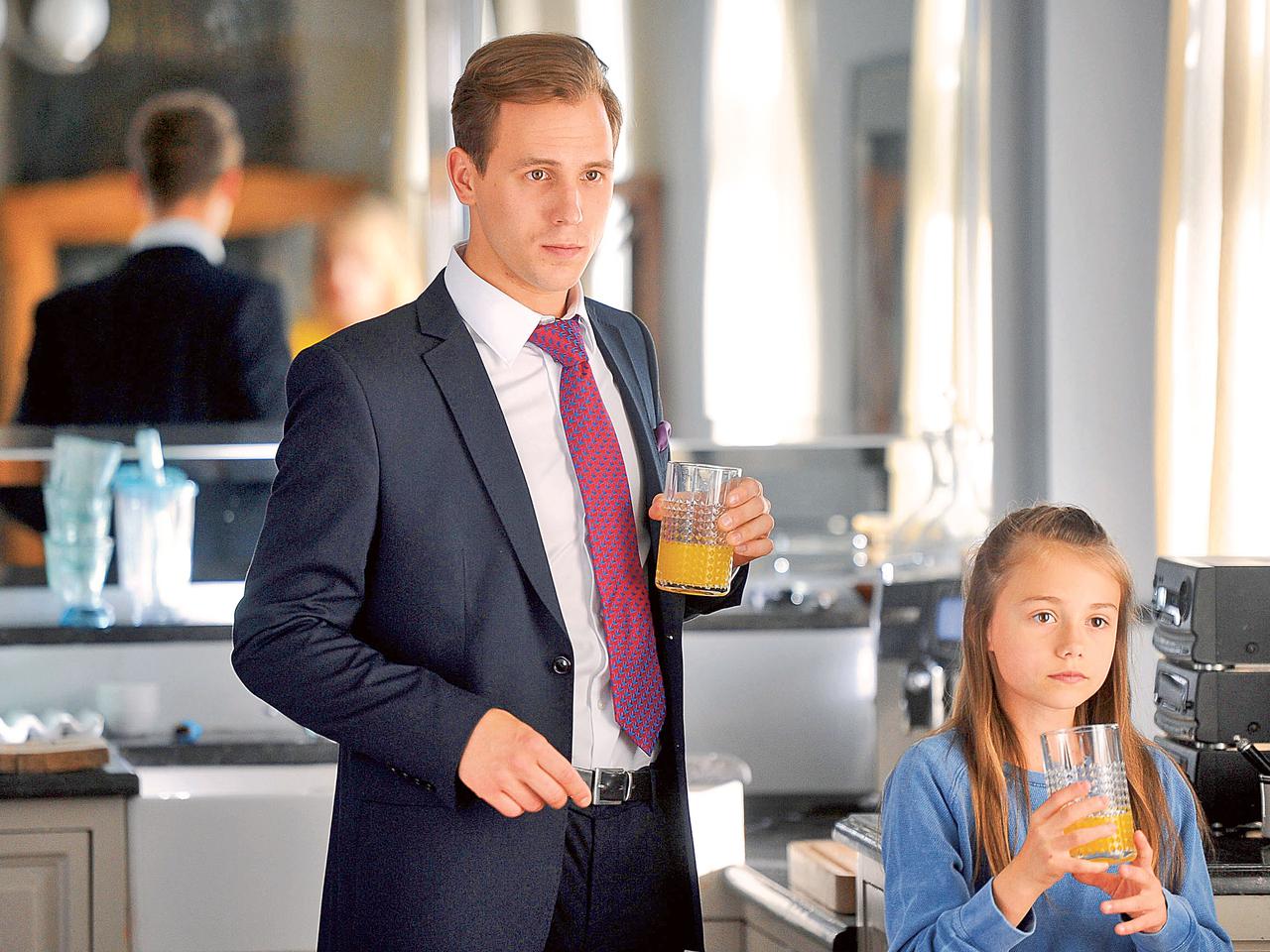 Mecenas Kaszuba (Stefan Pawłowski) popełni wielki błąd – spóźni się na rozprawę rozwodową Ingii...